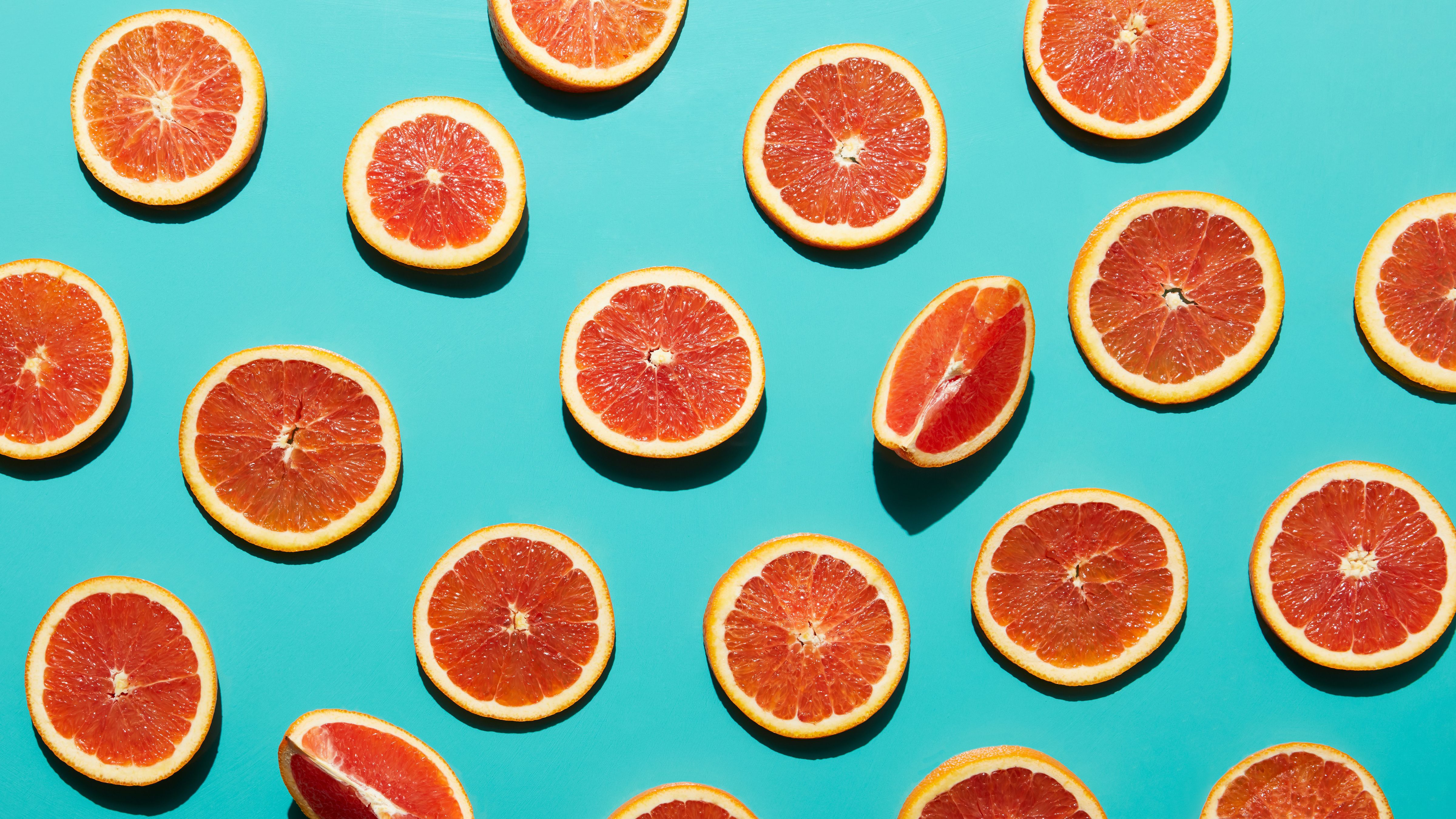 Апельсины грейпфруты на темном фоне