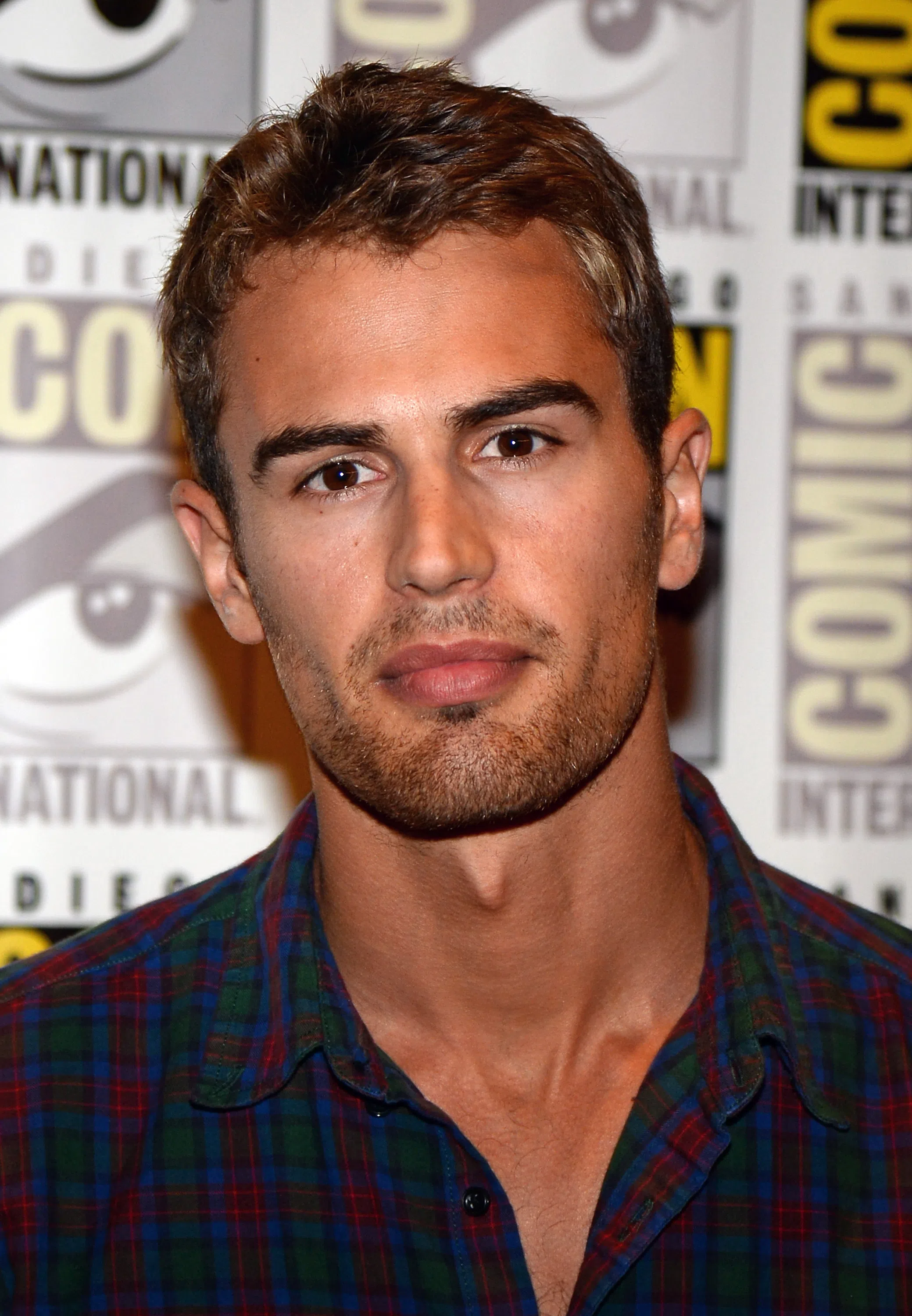 Сколько тео. Theo James 2020.